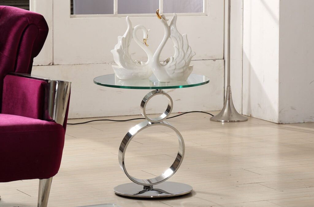 המעמד עשוי זכוכיות 10 ממ' עובי משולב ניקל .רמת גימור גבוהה ביותר.תואם לשולחן היוקרתי 8857.