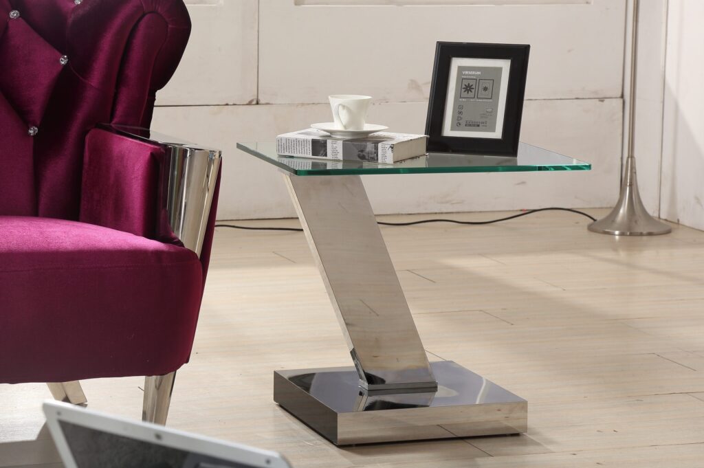 המעמד עשוי זכוכיות 10 ממ' עובי ,משולב רגל ניקל ,רמת גימור גבוהה ביותר. תואם לשולחן היוקרתי T-917